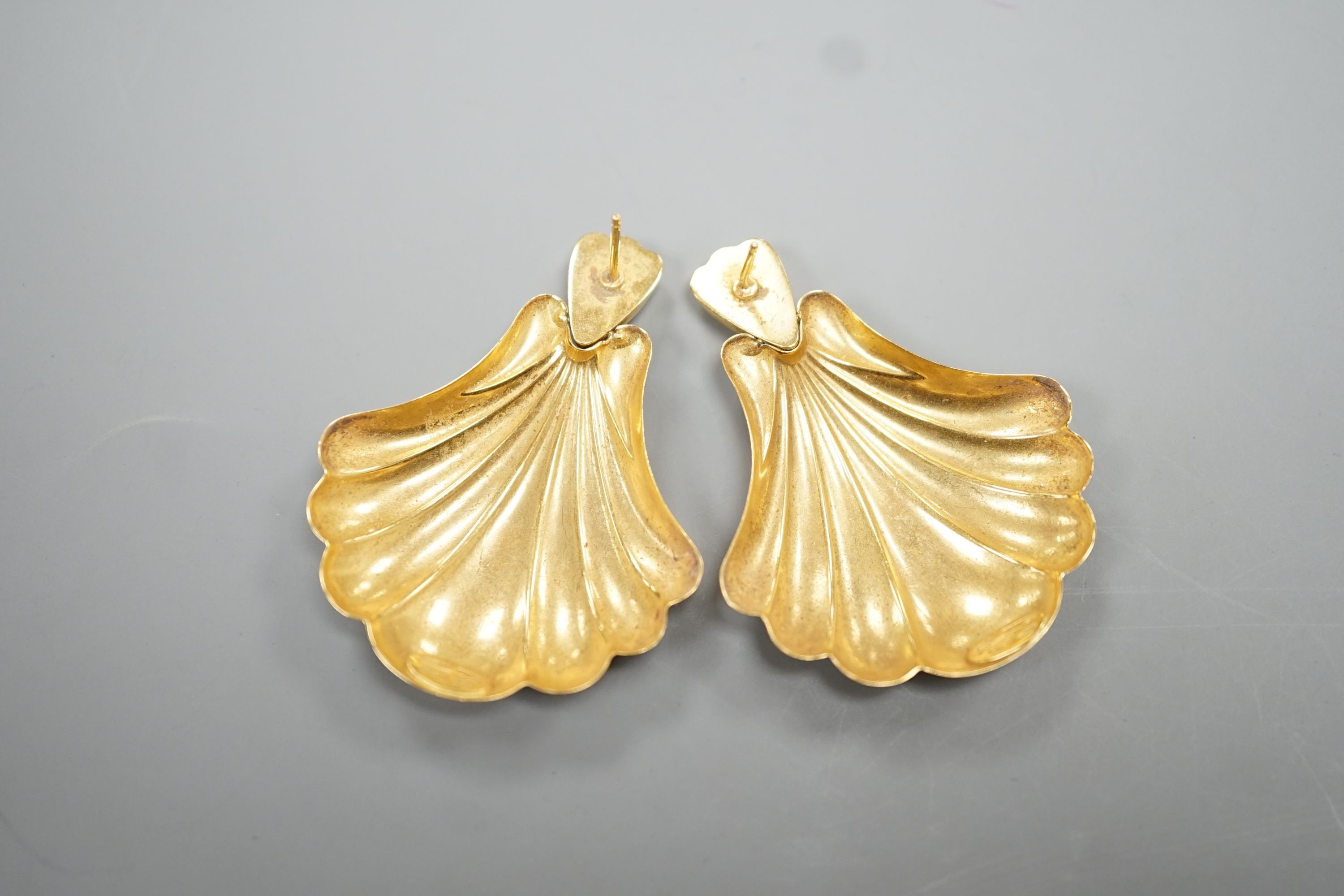 A modern pair of Italian 750 fan shaped drop earrings, 44mm, 9.6 grams.